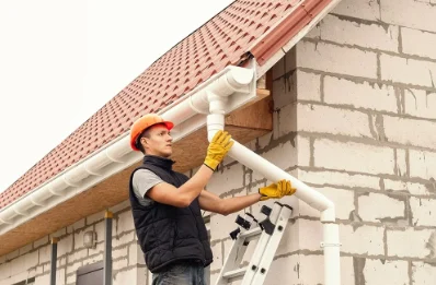 Pose et remplacement de gouttières à Feuillée